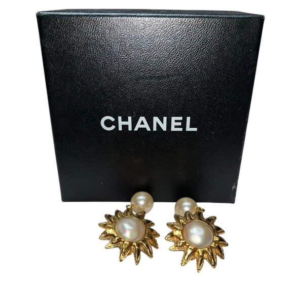 Chanel Paris FRANCE 80s 90s 24 K Gold Sun White Faux Pearl Dangle Clip E… - Picture 9 of 9